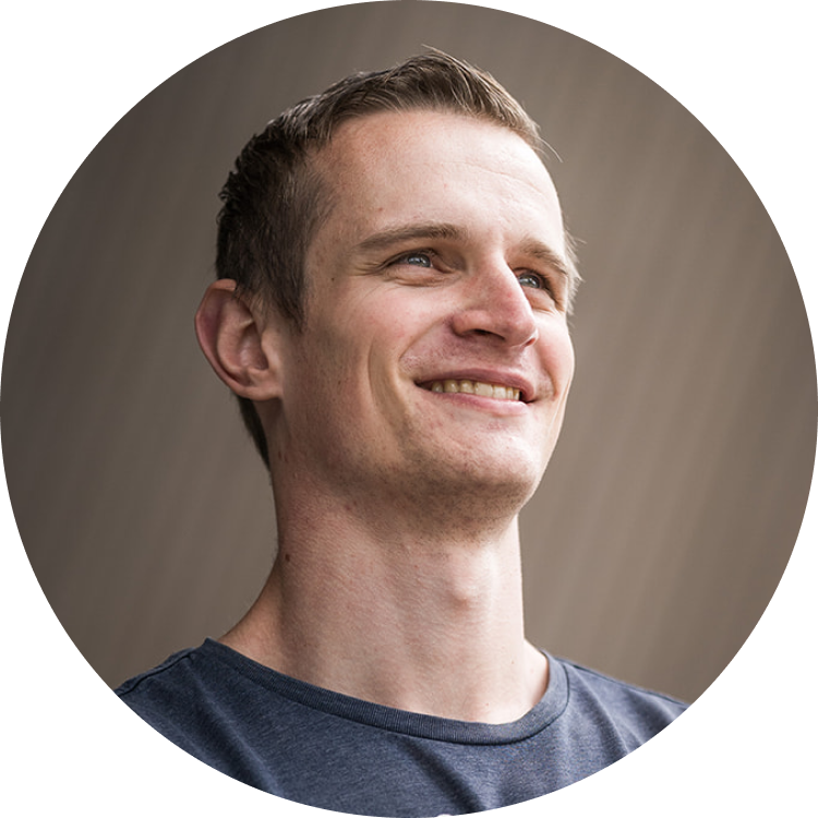 Arjan Schouten staat buiten en kijkt in de verte