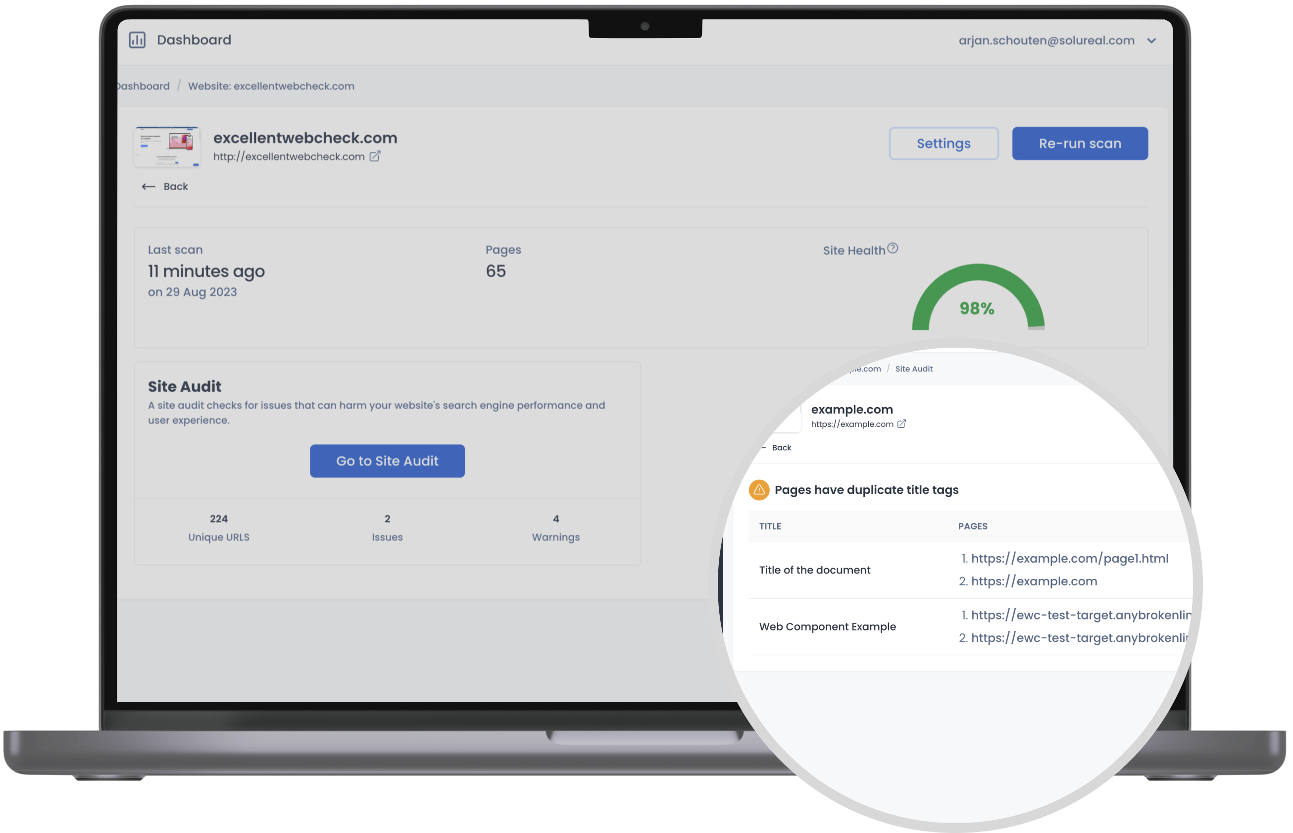 Een Macbook toont het ExcellentWebCheck dashboard met de Site Audit tab geopened. In de hoek is het probleem met dubbele title tags gehighlight.